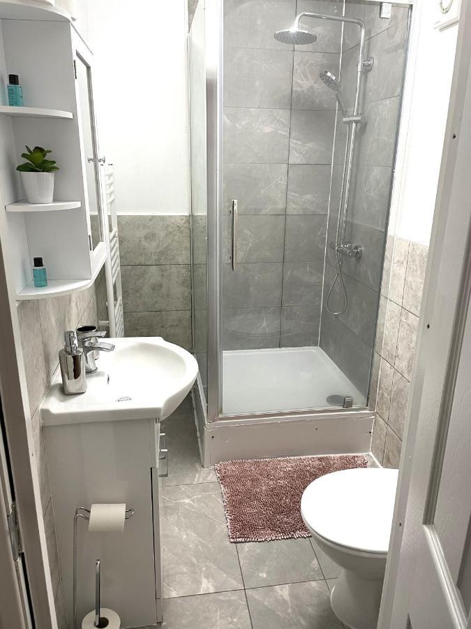 Supreme - 1 Bedroom Apart Sleeps 4 Short/Long Stay Джиллингем Экстерьер фото